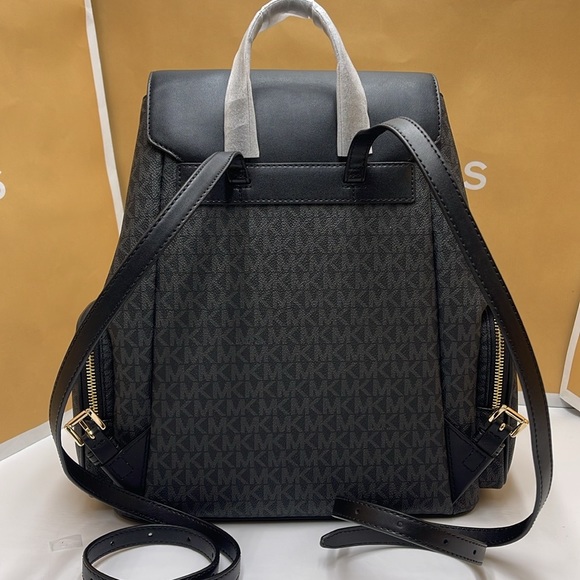 MICHAEL KORS
Jet Set Large Logo Backpack
COLOR BLACK
NWT - Picture 6 of 16